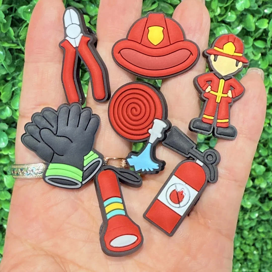 1-11PCS 만화 화재 장비 소방관 장갑 헬멧 PVC 구두 매력 DIY 구두 Aceessories 맞는 나막신 버클 장식