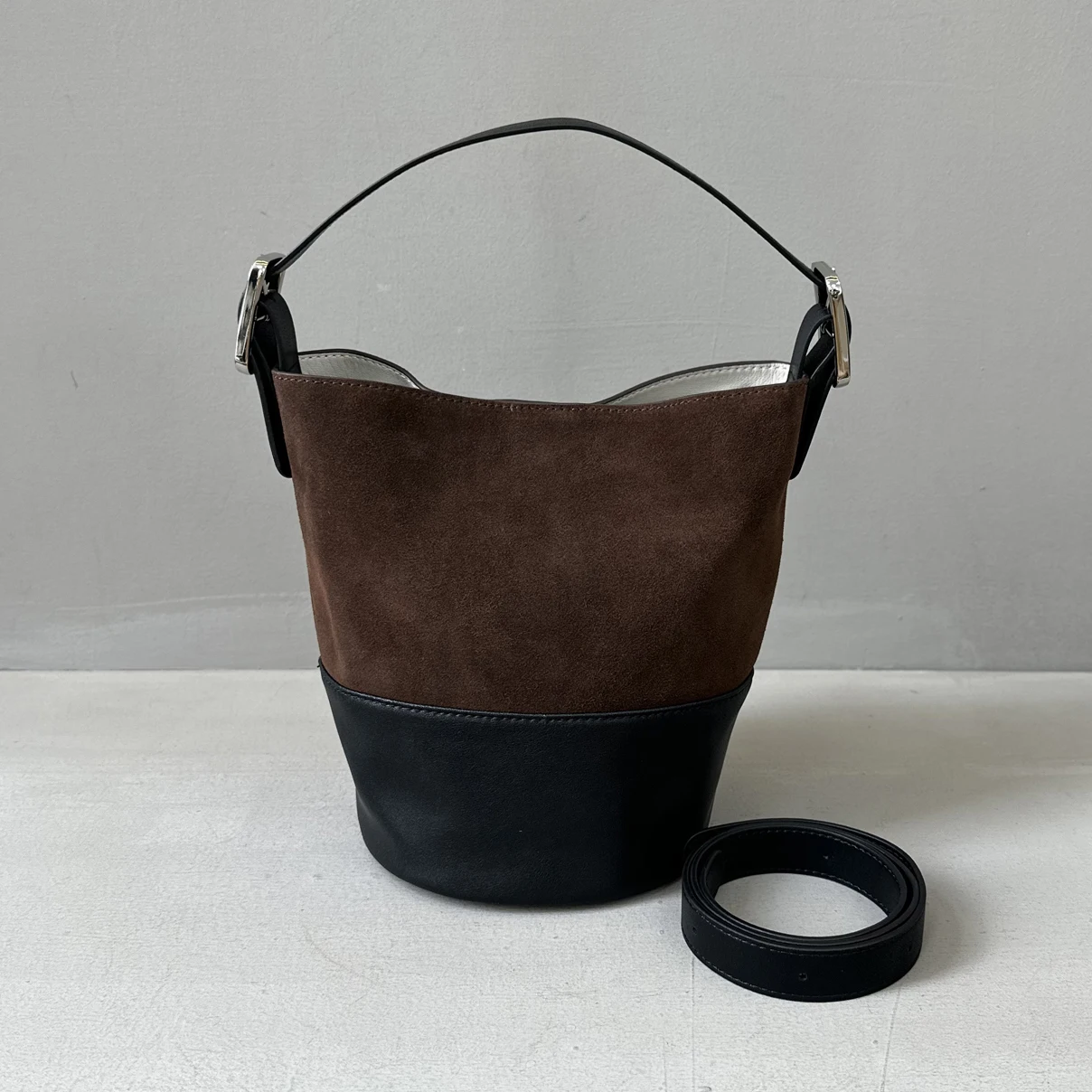 

Suede spliced ​​cowhide bucket bag 2025 new niche design vintage large capacity fashionable ladies one-shoulder crossbody bag