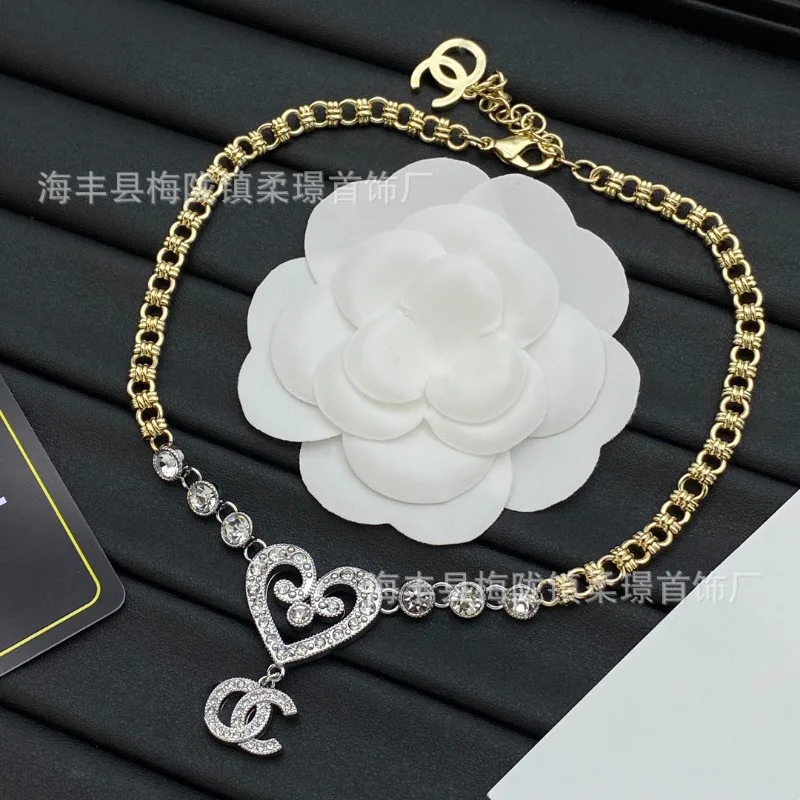 

Necklace 2024 New Rhinestone High-end Temperament Fashion Letter Pendant High Version Necklace Wholesale