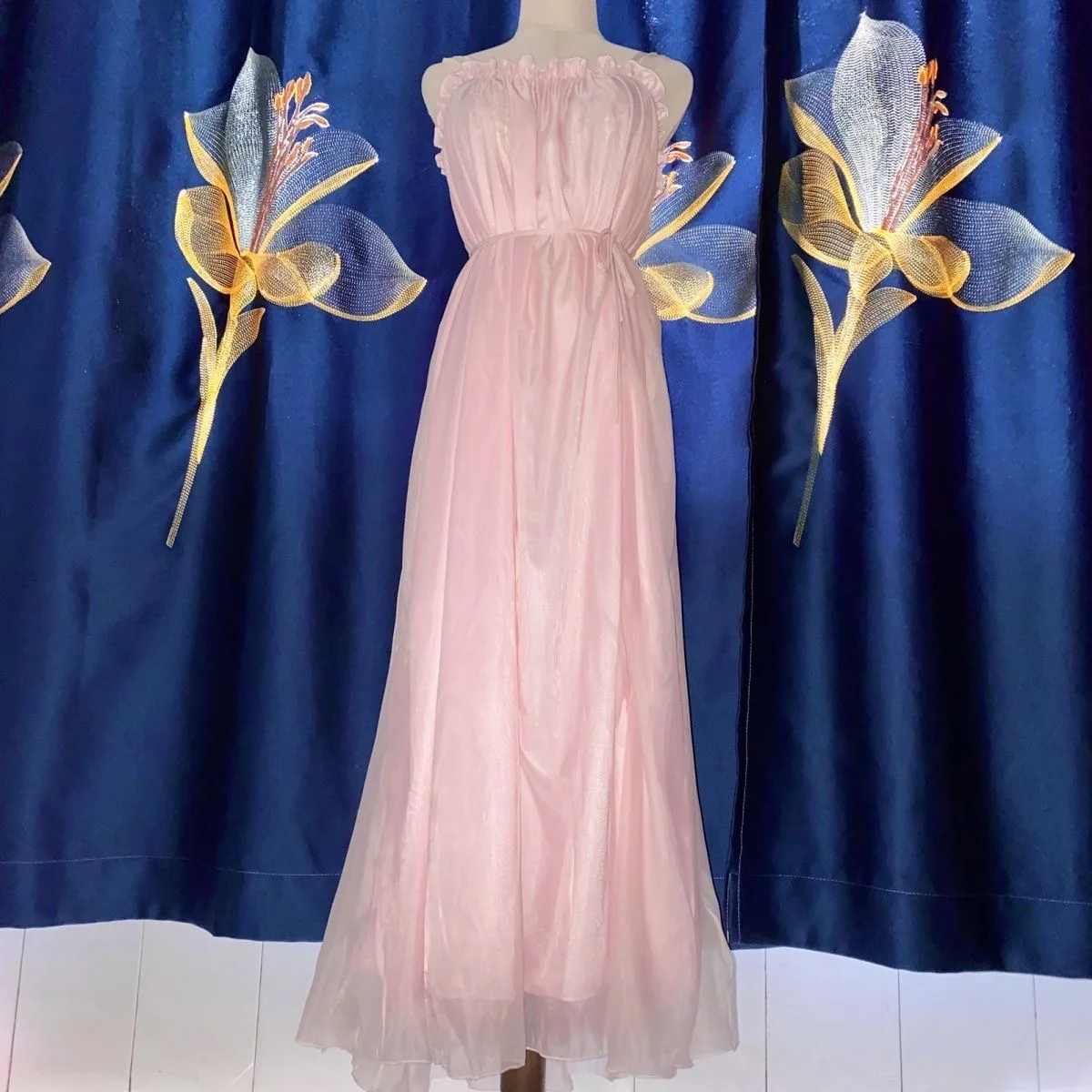 

Розовое шелковистое длинное платье без рукавов с широким подолом, белое, на двойных бретелях, из ледяного шелка, с мягкой подкладкой, с оборками, элегантное, макси-платье-халат