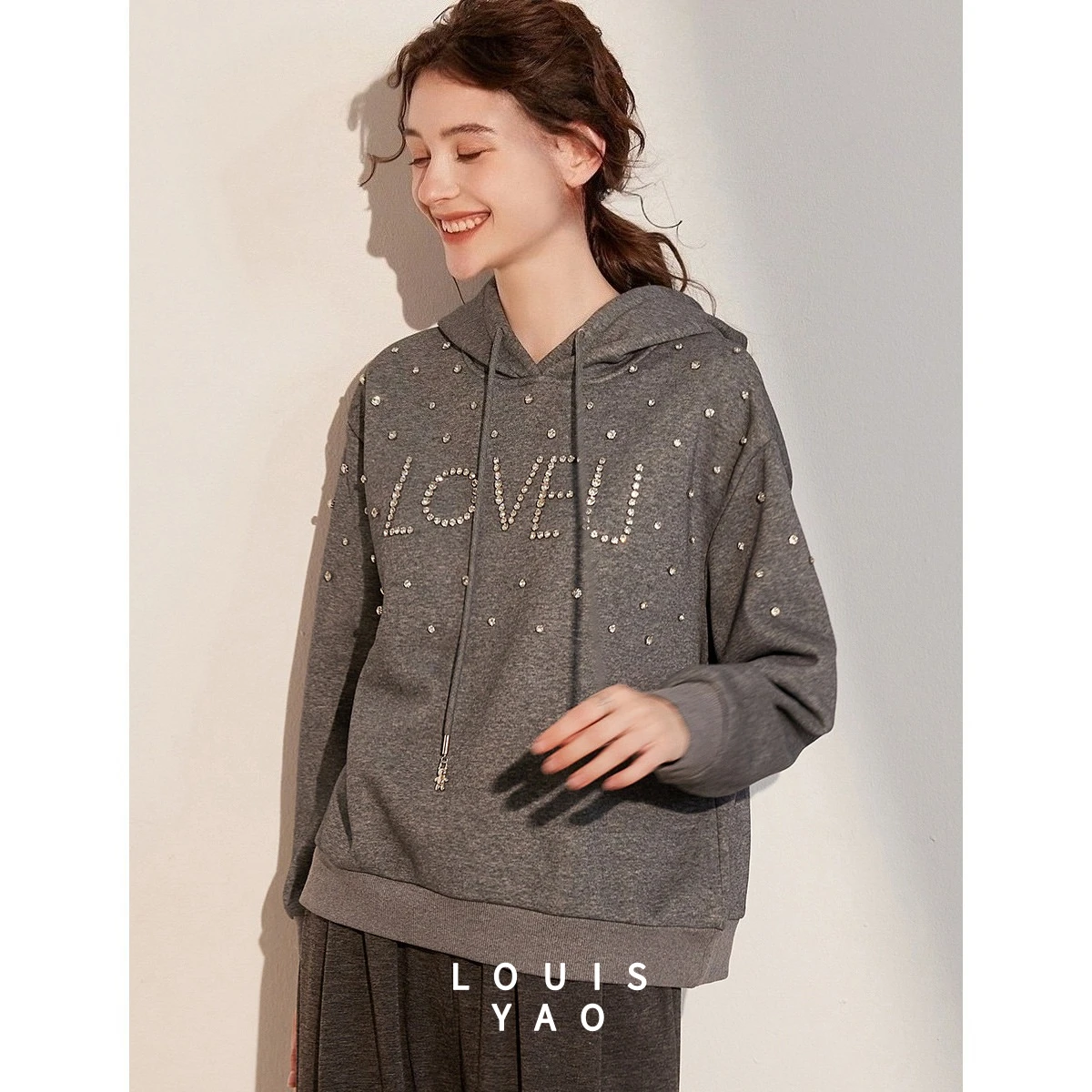 

Женская толстовка LOUISYAO из бархата с имитацией бриллиантов, зима 2025, свободный крой, с длинным рукавом, повседневный шик, уличный стиль, топы