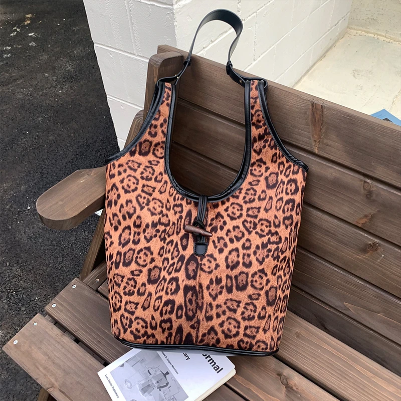

Faux Suede Leopard Large Capacity Casual Tote Versatile Casual Female Bags on Sale 2025 New High-capacity Commuting Shoulder Bag