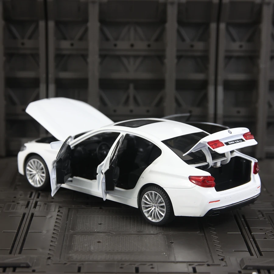Simulación 1:24 del modelo de coche de aleación 530Li con piezas decorativas, puertas y capó del motor, maletero que se puede abrir, sonido y luz