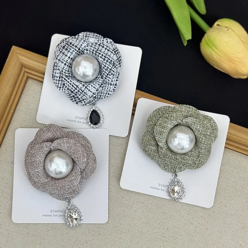 

Korean Fabric Camellia Brooch Elegant Flower Lapel Pins Fashion Accessories for Clothing Crystal Pearl Badge Jewelry Gifts