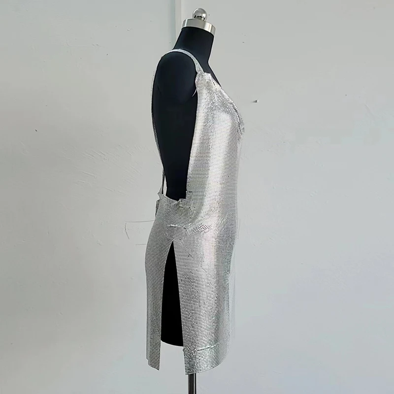 Silbernes Pailletten-Minikleid für Damen, glitzerndes, figurbetontes Partykleid mit Wasserfallausschnitt, sexy, ärmellos, rückenfrei, für Nachtclub und Abendveranstaltungen. – Detail 2