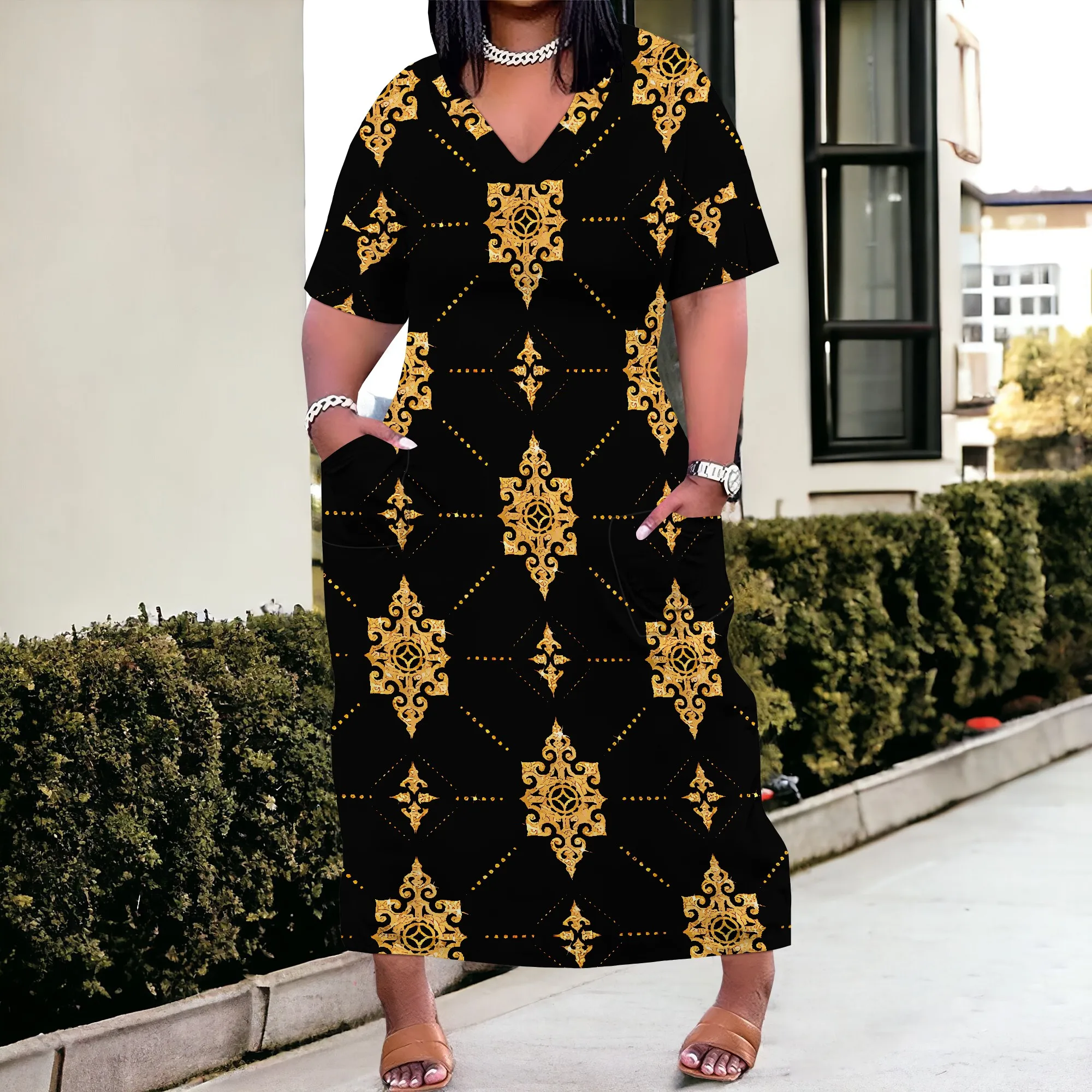 

Plus Size Gold Chain and Floral Print Black Maxi Dress with Short Sleeves