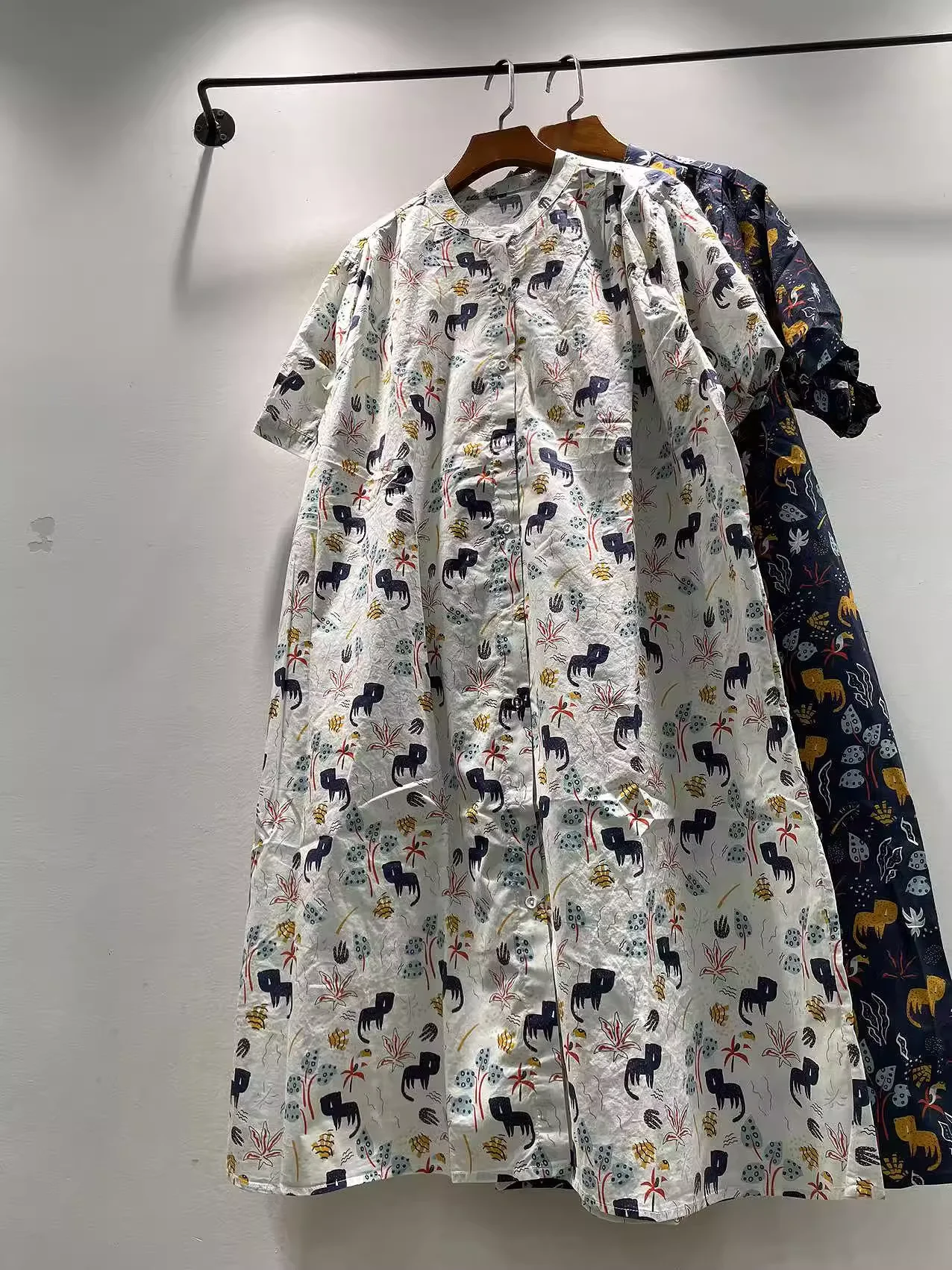 2025 vestido de camisas con estampado de zoológico animal de dibujos animados de diseñador original de estilo japonés para mujer vestido de un solo pecho de algodón puro