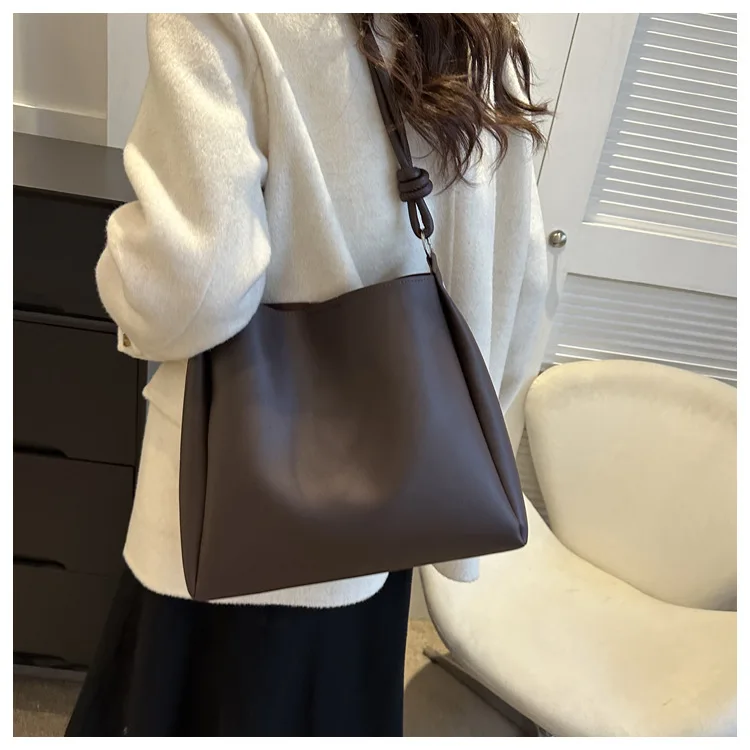 Koreanische Version der Pendler-Tasche mit großer Kapazität für Damen, Leder-Umhängetasche für Frauen, einfarbige Tragetaschen – Detail 18