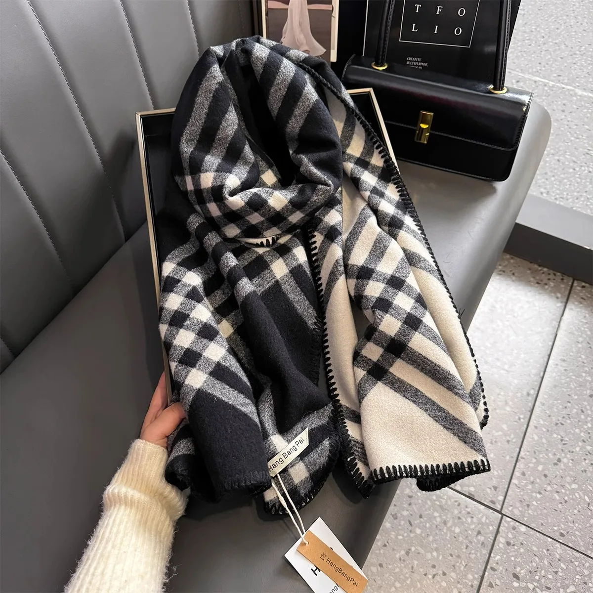 

A high-end women's winter 2025 new faux cashmere shawl scarf