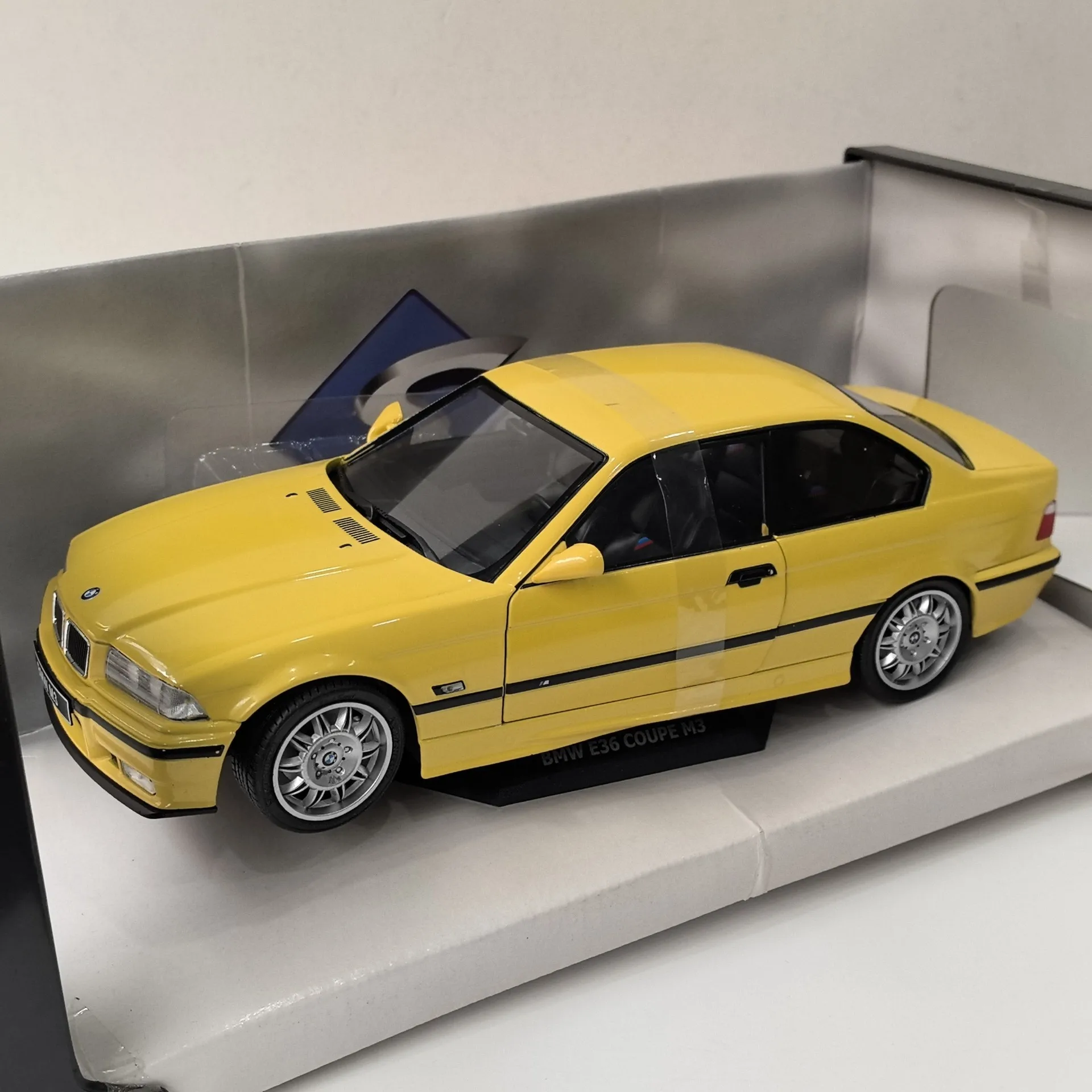 

Diecast SOLIDO 1/18 Scale BMW E36 M3 BMW Car Scale Alloy Car Model Collectible Toy Gift Souvenir Display Ornament
