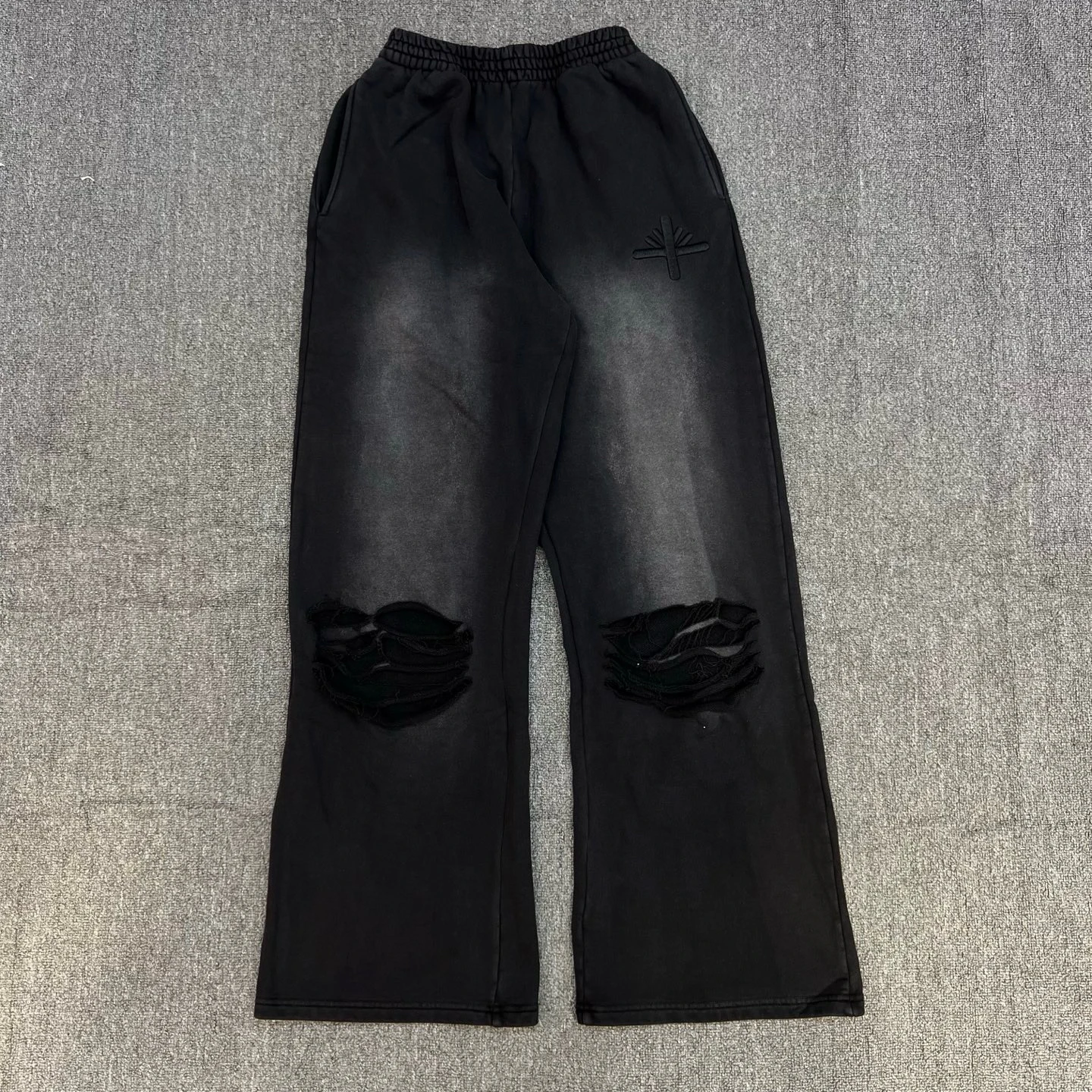 

Мужской повседневный комплект: худи с вышивкой и рваными элементами, свободные длинные брюки. Летняя молодежная модная одежда для парней.