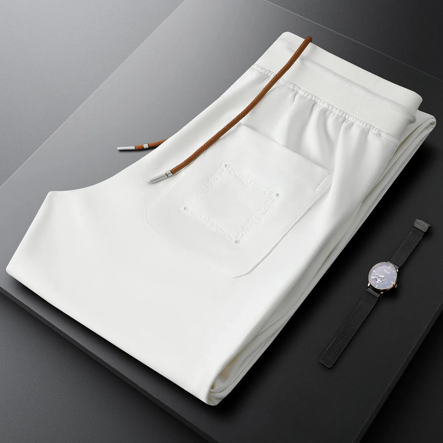 

Мужские черные шорты с защитой от морщин, приталенного кроя, с карманами, прямого силуэта, с эластичным поясом.