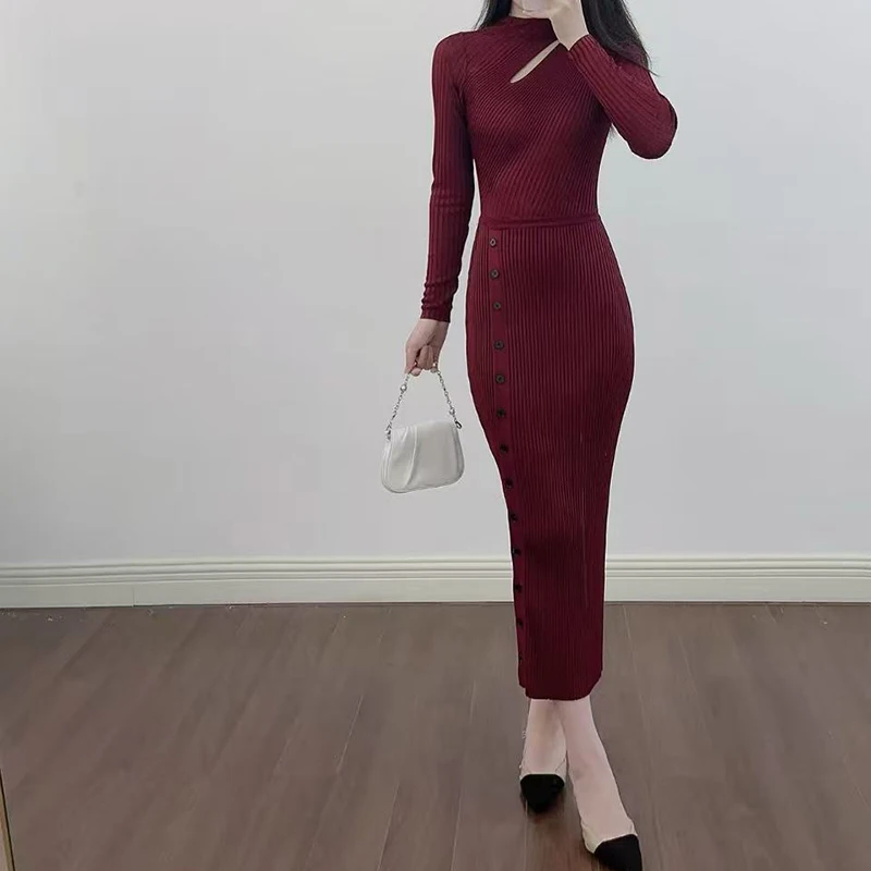 Französisches Frühherbst-Strickkleid in Weinrot mit ausgeschnittenem Faden, schlankmachendes, langärmliges Rundhals-Strickkleid 2025, neuer Herbststil