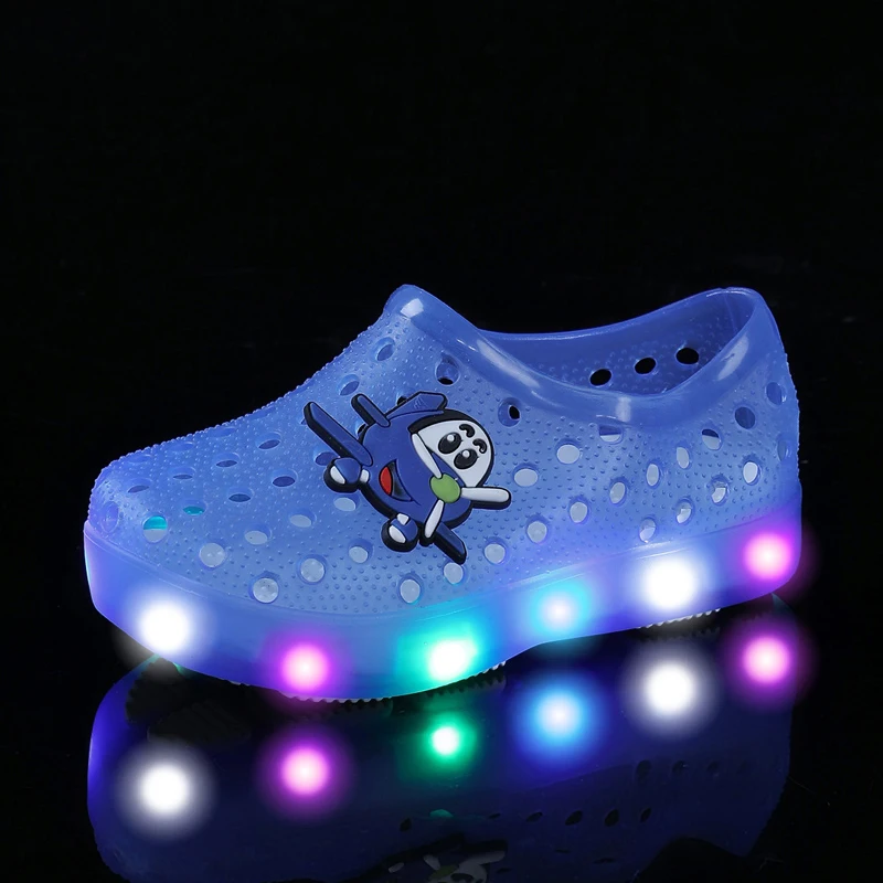 Sandalias deportivas de playa para niños y niñas, zapatos con luz LED con agujeros, zapatillas de moda, 16 colores, nuevo estilo