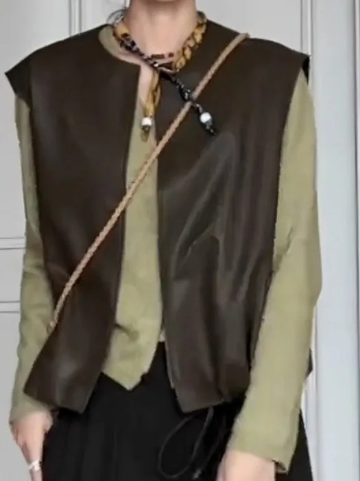 

Женский кожаный жилет больших размеров для ранней осени, свободного кроя, стройнящий, комфортный, для отдыха, с круглым вырезом...