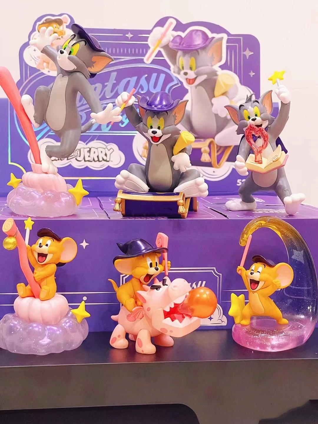 Tom y Jerry Fantasy Magic Series, escoba mágica arcoíris, colección de decoración de escritorio, modelo de juguete, regalos de cumpleaños para niños