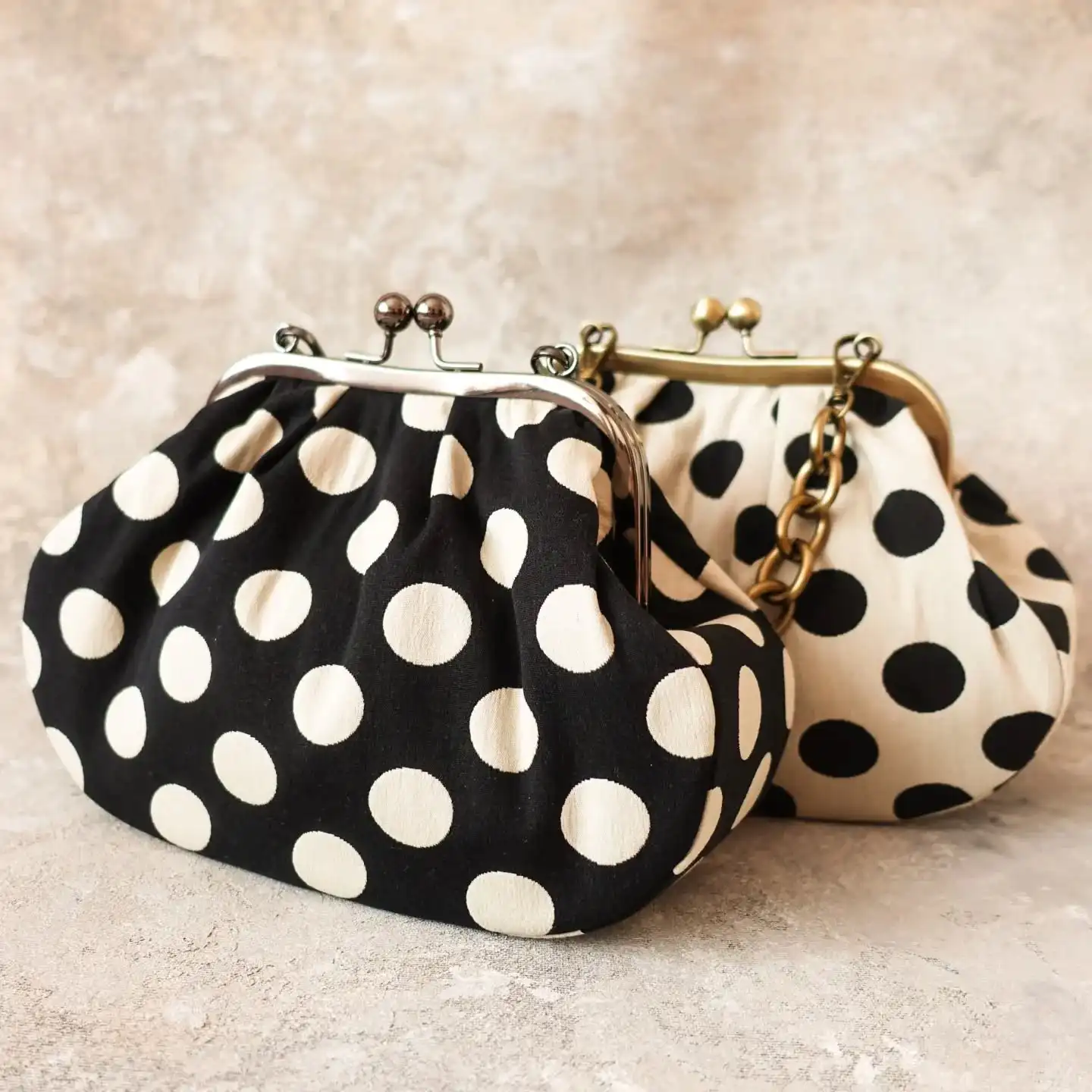 

Lost in Vintage Puffy Bag Anqique Ball Kisslock Bags Fluffy Fabric Big Purse Metal Frame Evening Clutch with Chain 25x18x8cm