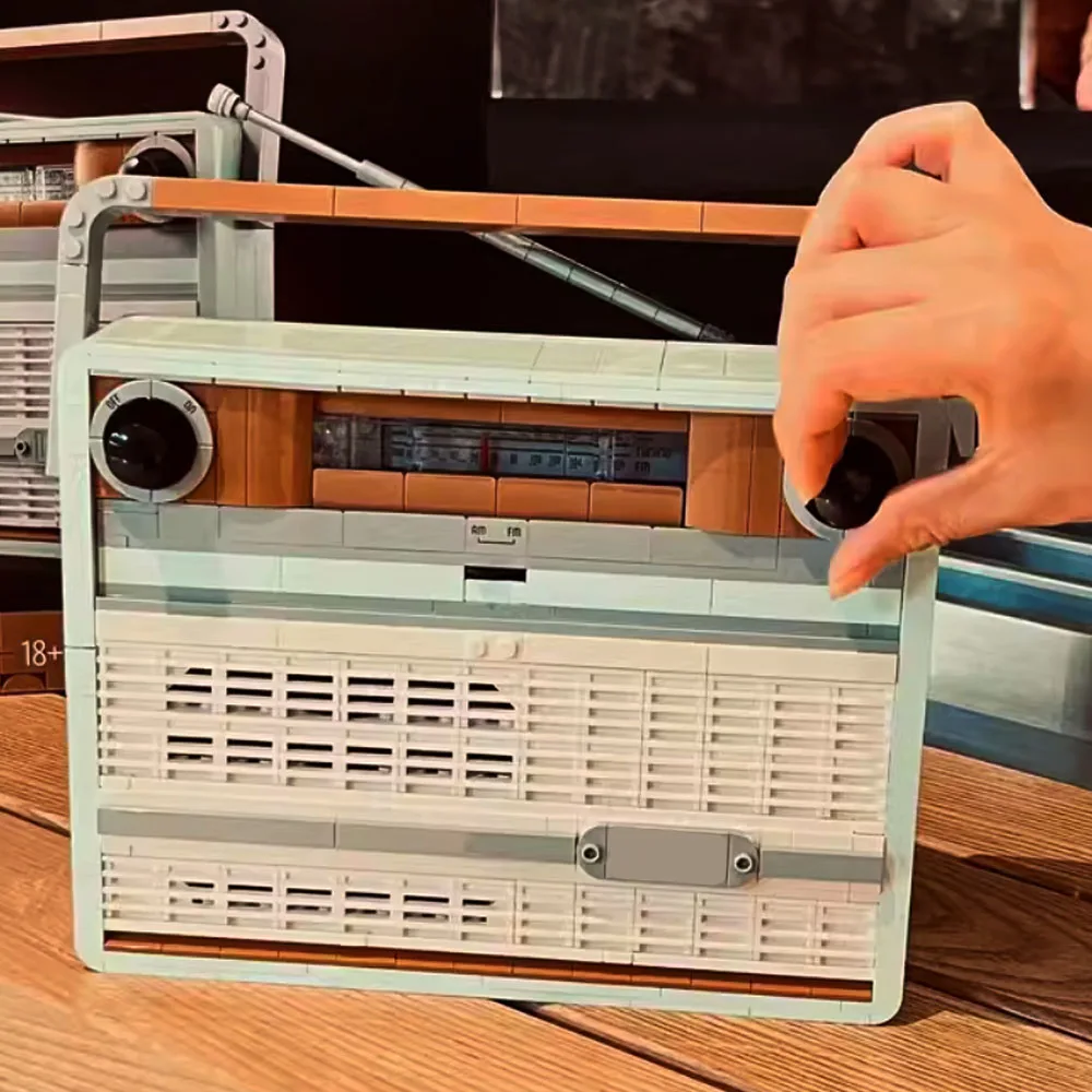 

906Pcs 10334 Retro Radio Model Building Blocks 1970s transistor Radio Music Home Decor Bricks Toy for Children Christmas Gifts