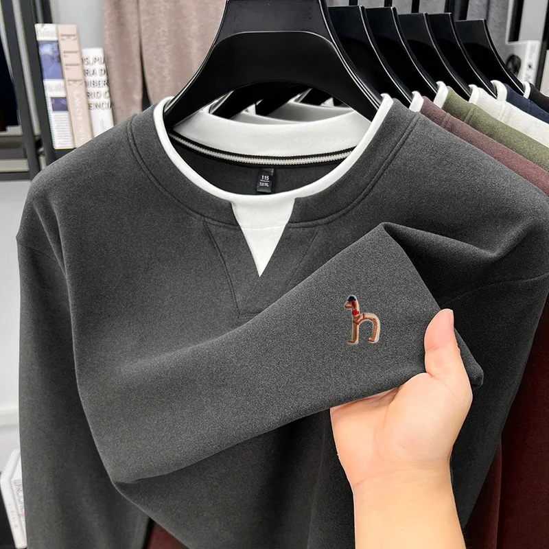 Hochwertiges Herren-Langarm-T-Shirt mit Rundhalsausschnitt, Zweiteiler-Optik, Farbblockierung, Besticktes T-Shirt, Modischer Trend in Herrenbekleidung – Detail 26