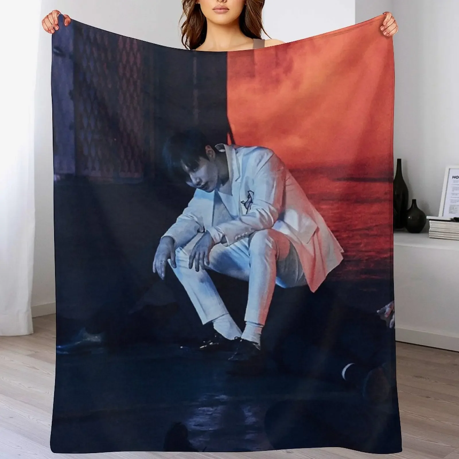 

SHINee TAEMIN THIRSTY Throw Blanket Warm Plush Fuzzy Blanket for Living Room
