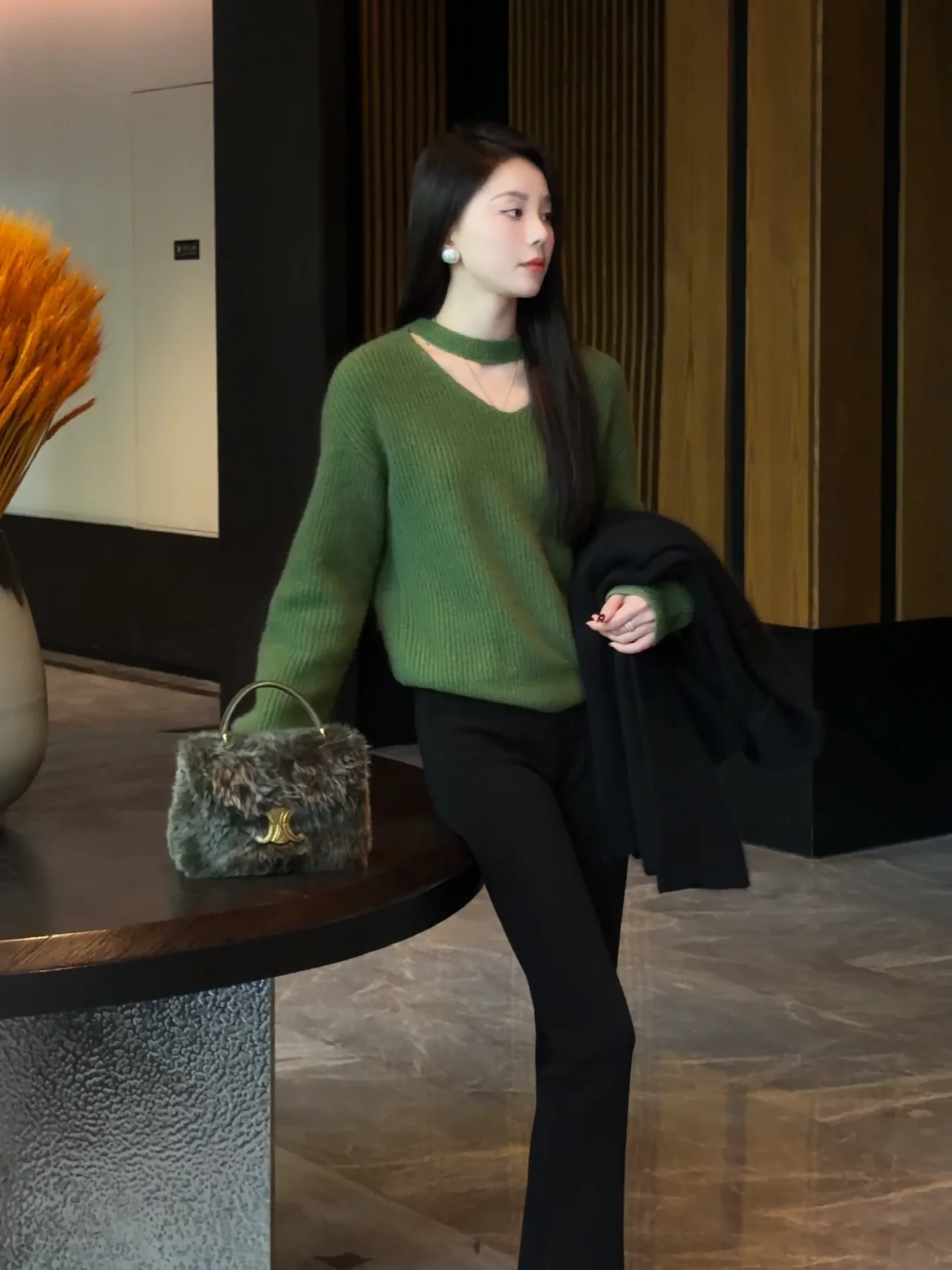 

Женская трикотажная кофта Ele с вырезами, облегающий крой, дизайн «Лебединая шея», зима 2026, модная, из мягкой шерстяной смеси, с длинным рукавом