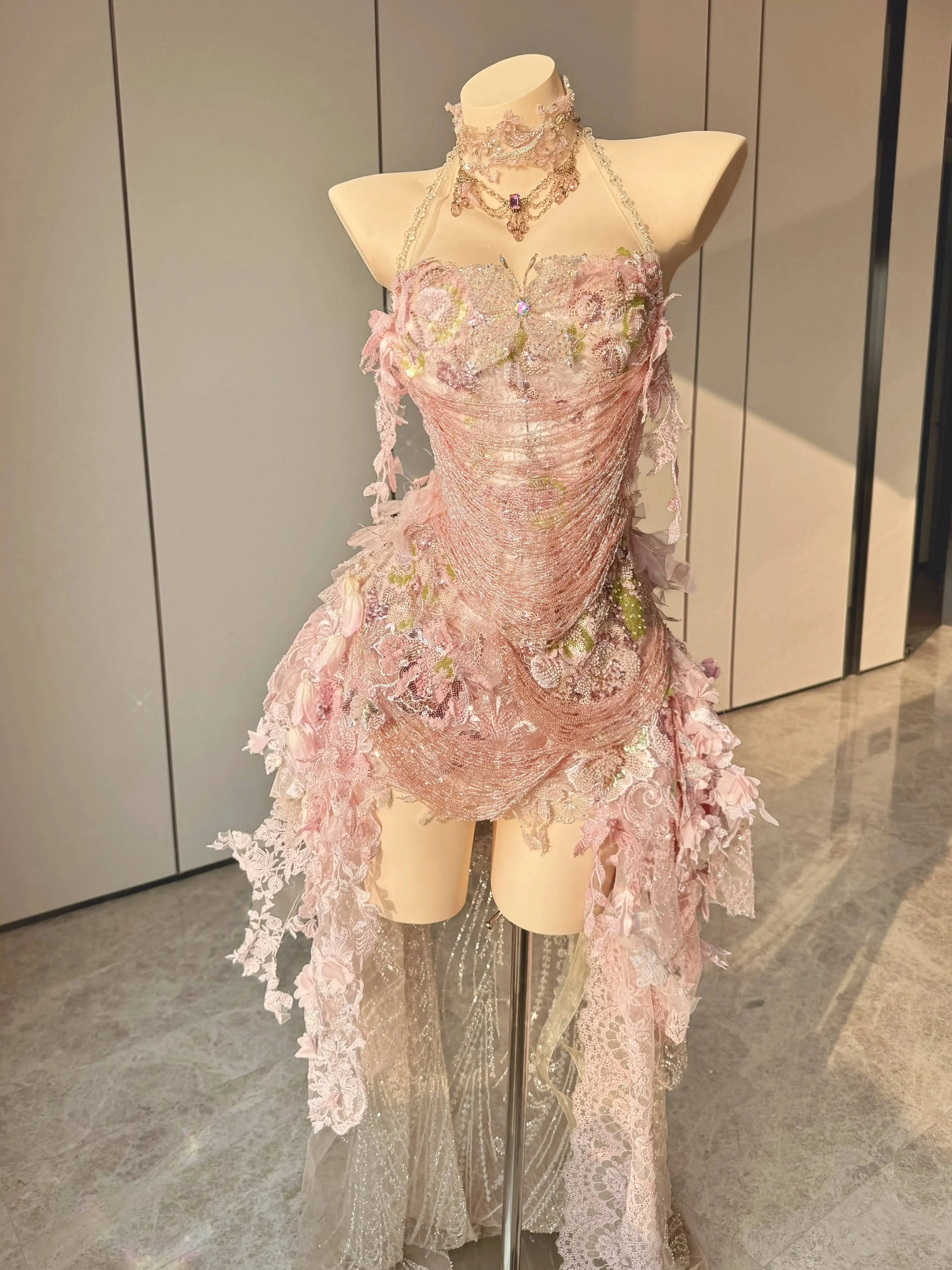 

ZIWU Design French-style Diamond-cut Fish-tail Dress With Heavy Sequin Lace Trailing Hem For Stage Performance And Dancing