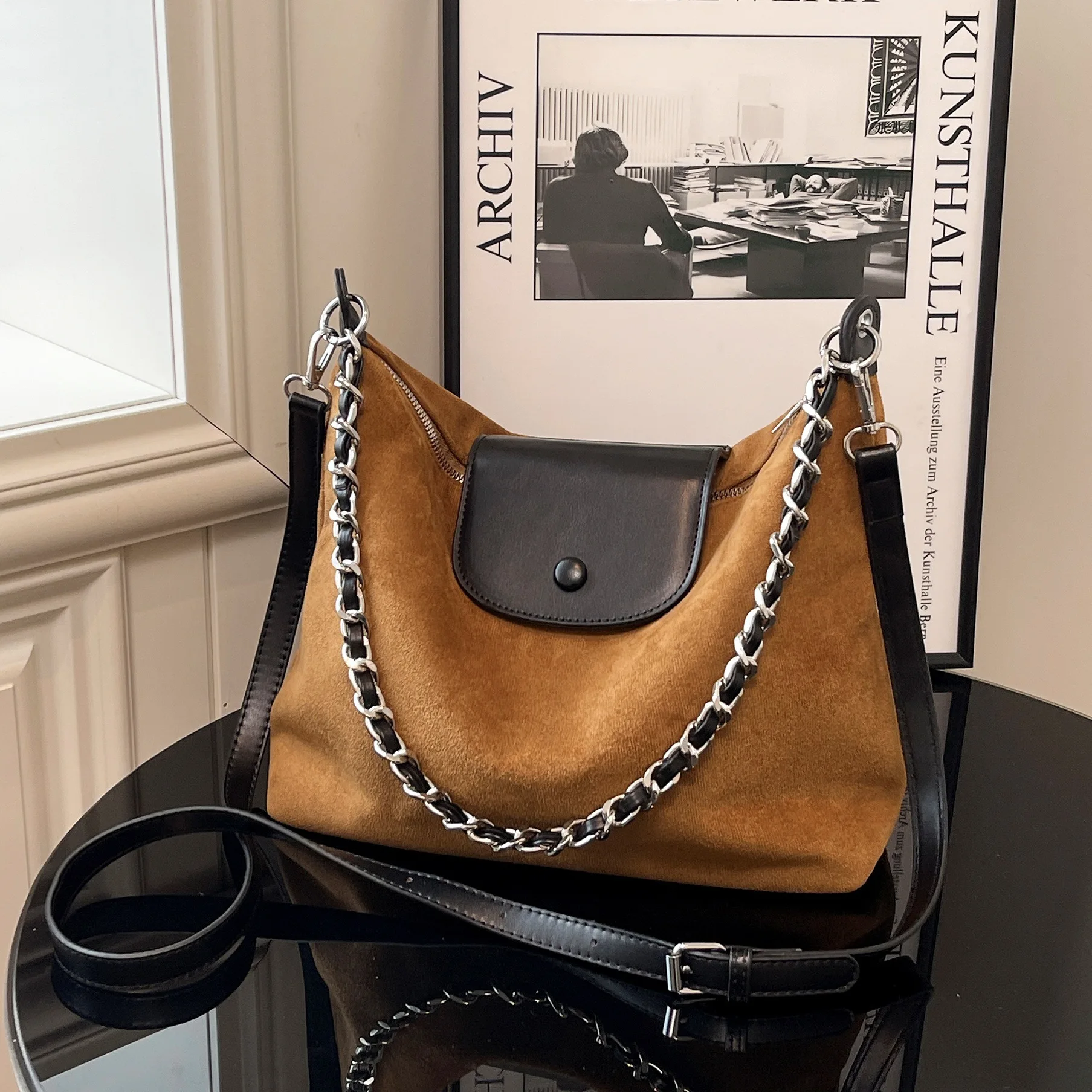 

Осенние новые модные женские сумки, замшевые сумки-мешки, через плечо большой вместимости, подмышки с цепочкой.