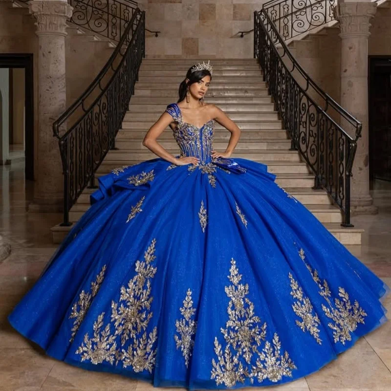 Błyszcząca, królewsko niebieska suknia Quinceañera z odkrytymi ramionami, kryształkami, warstwami, brokatowymi aplikacjami, długim trenem, vestidos de 15 Quinceañera ﻿ Dostosuj