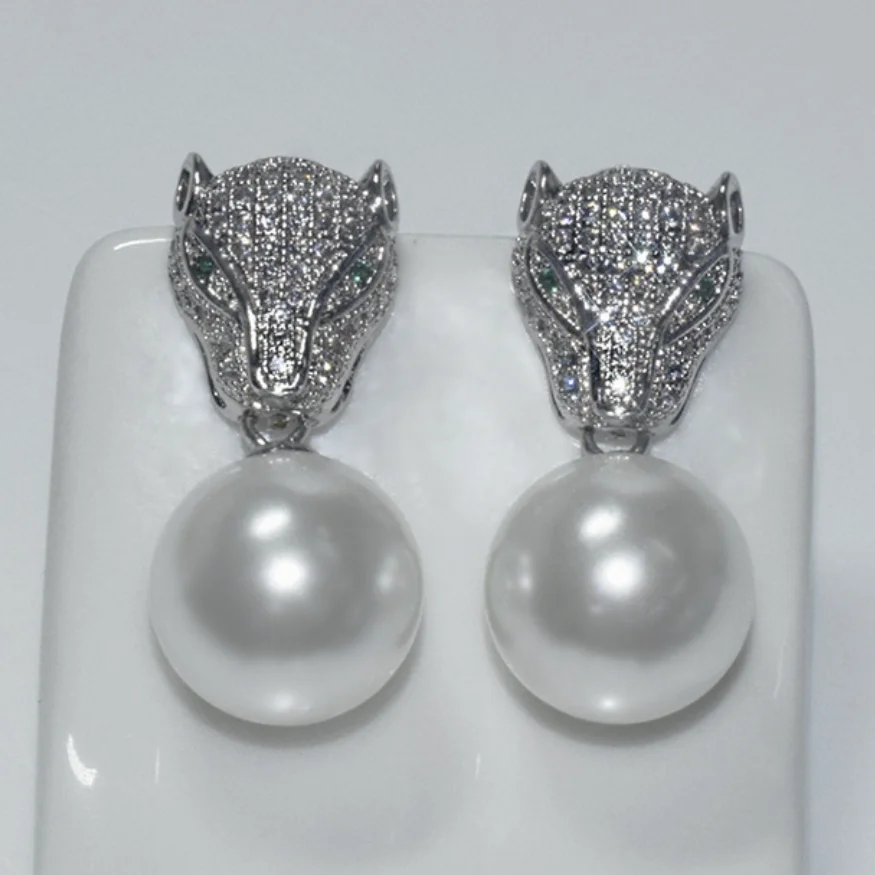 

PAIR OF 10-11MM SEA CULTURED WHITE ROUND PEARL EARRING