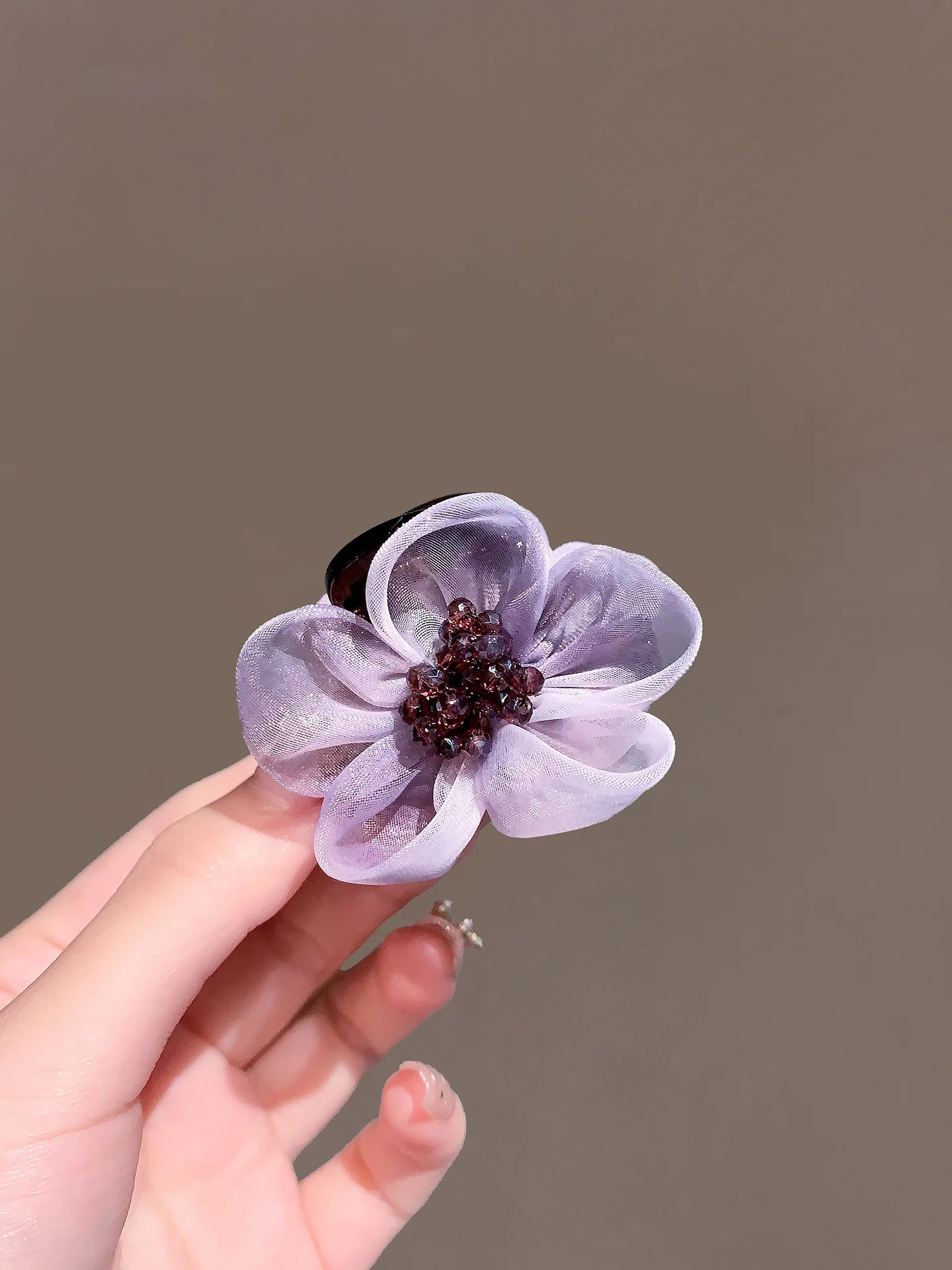 presilha-de-cabelo-elegante-com-flor-de-seda-miniatura-estilo-coreano-moderno-com-diamantes-cravejados-tipo-garra-acessor