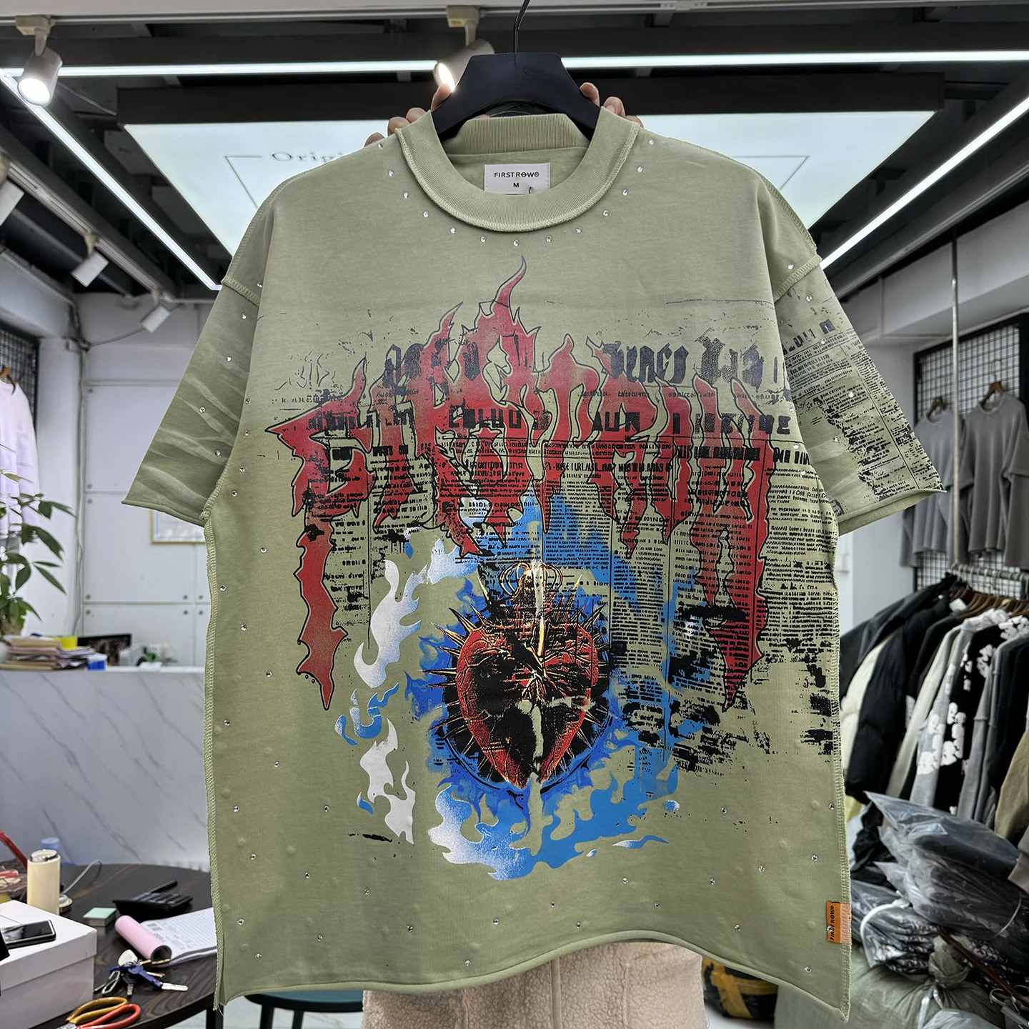 

Ретро-футболка с эффектом потертости, буквенным принтом и стразами, свободного кроя, с круглым вырезом, в американском стиле, для повседневной носки