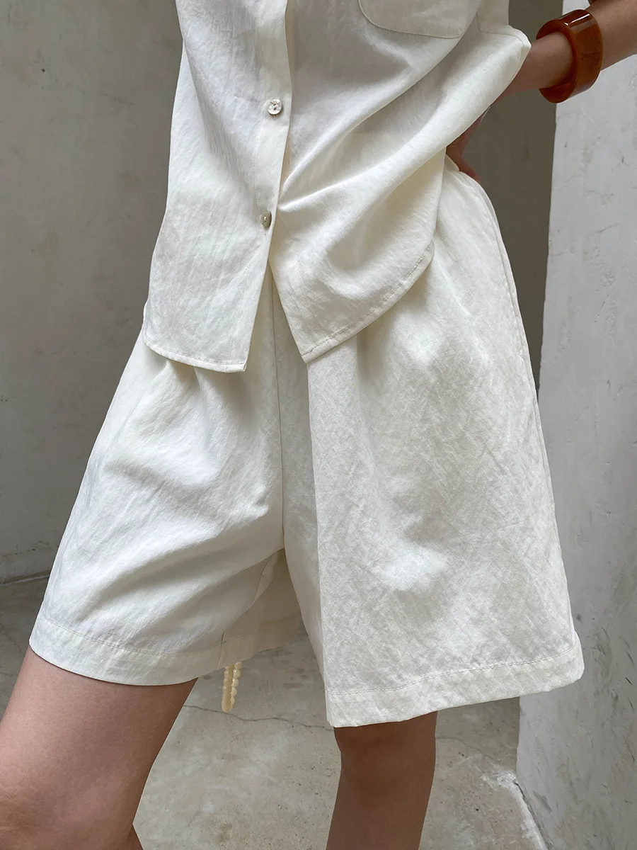 Sommerliches Damen-Set aus einfarbiger, ärmelloser Weste mit Rundhalsausschnitt und hochtaillierten Shorts für den Alltag – Detail 9