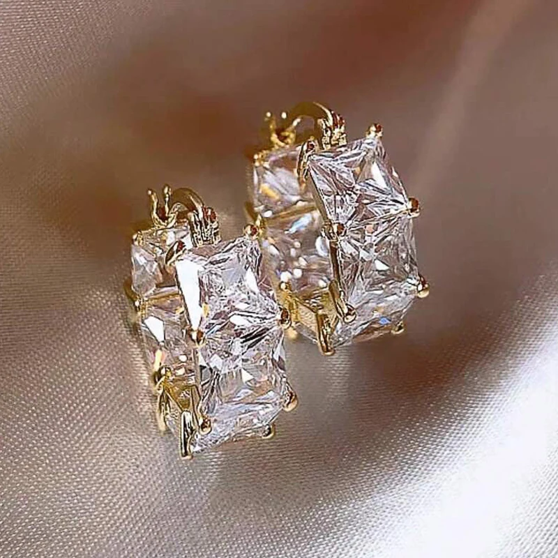 Huitan Prinzessin geschnitten Kristall Stein Creolen weibliche Mode Gold Farbe Accessoires für den täglichen Gebrauch stilvolle Kreis Schleife Schmuck