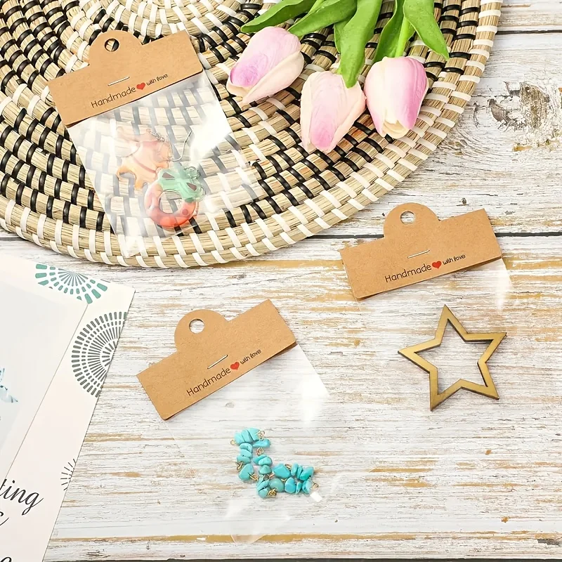 مجموعة عرض مجوهرات مصنوعة يدويًا مكونة من 100 قطعة - 50 حقيبة شفافة أنيقة و50 بطاقة مصنوعة يدويًا مع الحب، لعرض المجوهرات والأساور والأذن #4