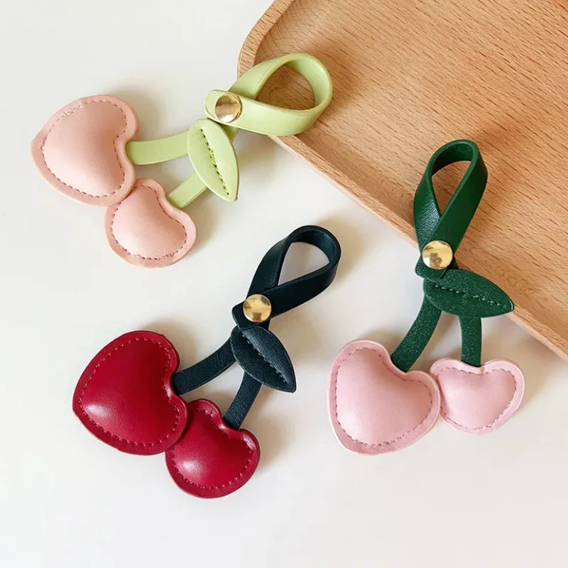 LLavero con dije de cerezas para mujer, llavero creativo de cuero PU con cereza, adornos para bolso, regalo para pareja, llavero de coche, accesorios elegantes