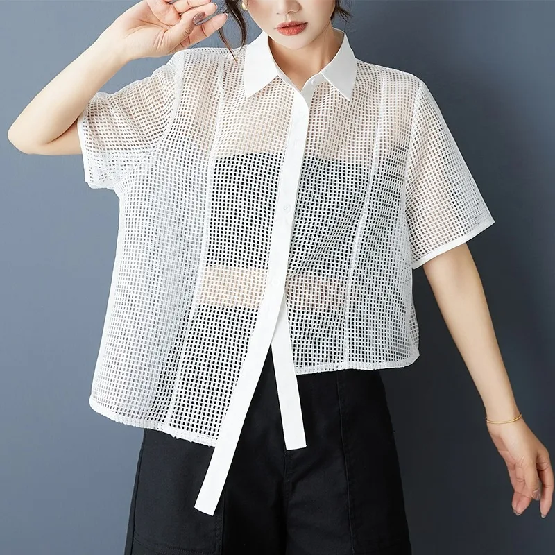 

Небольшой нишевый дизайн с полой рубашкой неправильной формы, свободным, повседневным, модным и универсальным топом.