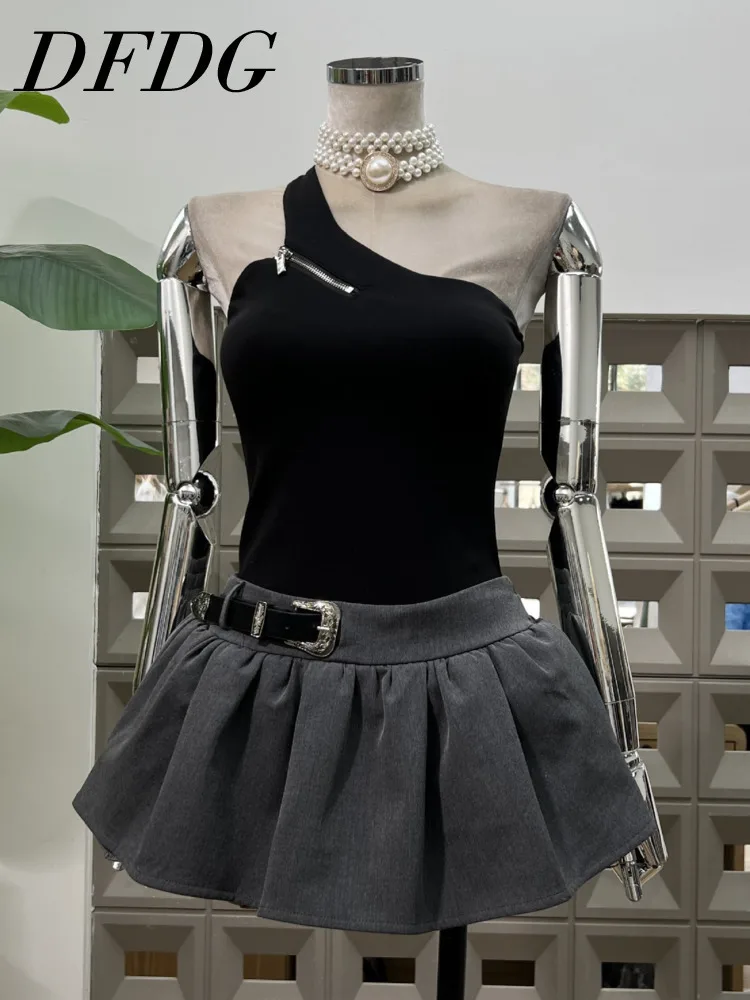 

DFDG Новый женский комплект из двух предметов 2025 года. Дизайнерский уникальный асимметричный топ на одно плечо с подкладкой. Короткая юбка с пузырьками. Серый весенне-летний комплект.