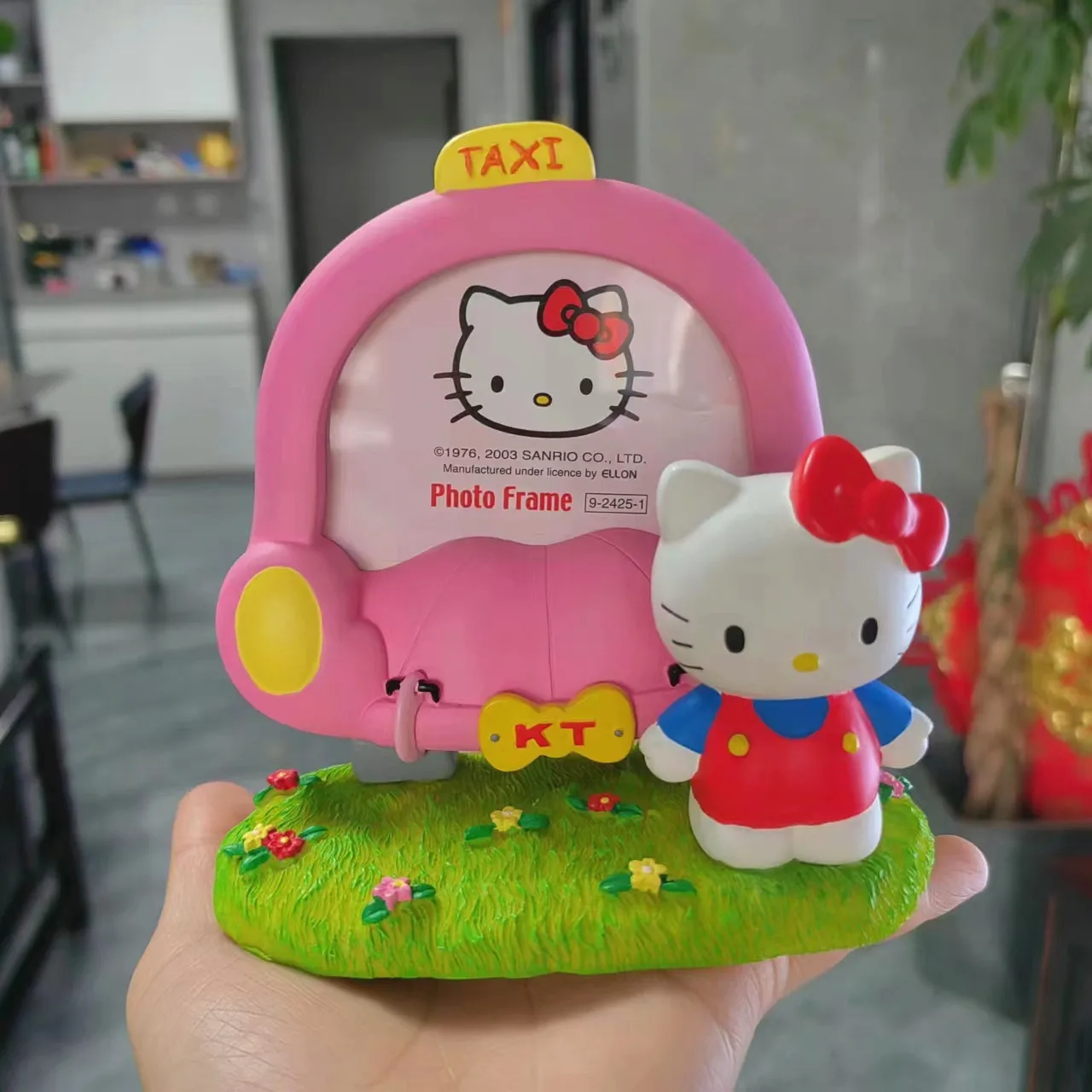 Cartoon Sanrio Hello Kitty Vintage Violin Resin Photo Frame