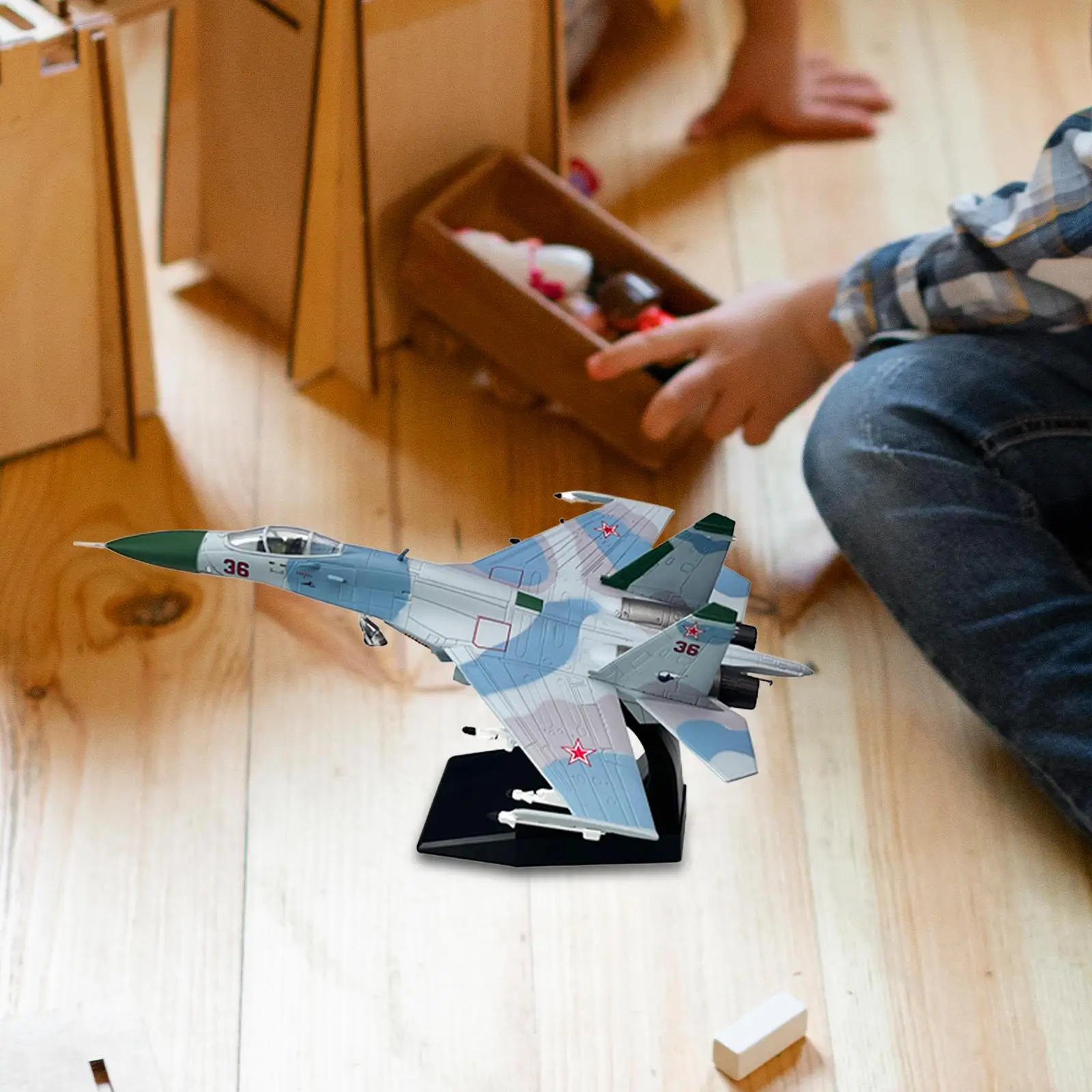 

1:100 SU27 Модель истребителя Модель атаки с базовыми коллекциями любителей Имитация самолета Игрушка для бара в спальне