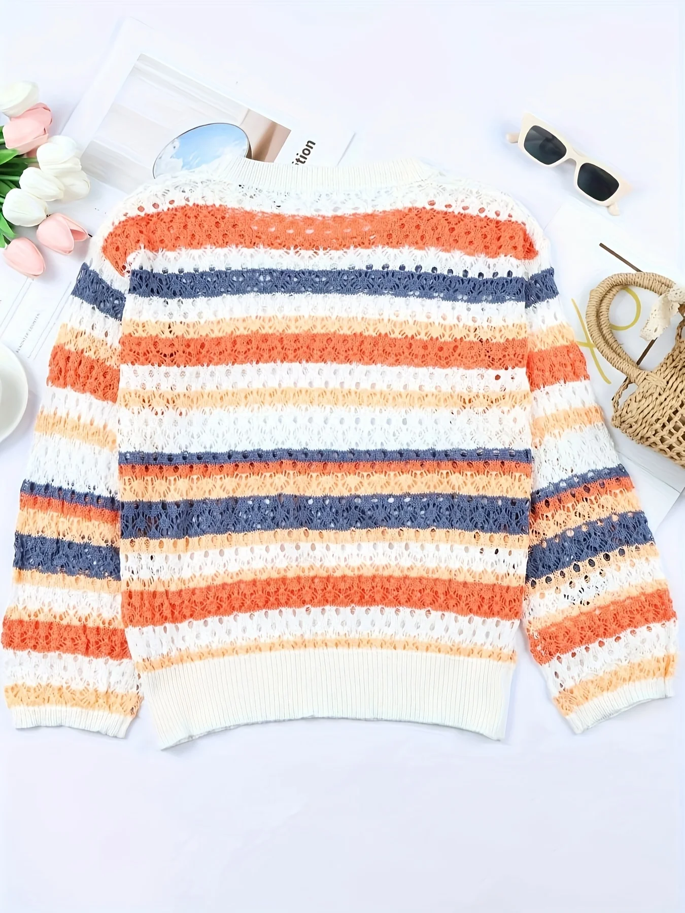 Sweter retro plus size z koronkowym wiązaniem; luźny styl boho z kolorowymi paskami i okrągłym dekoltem.