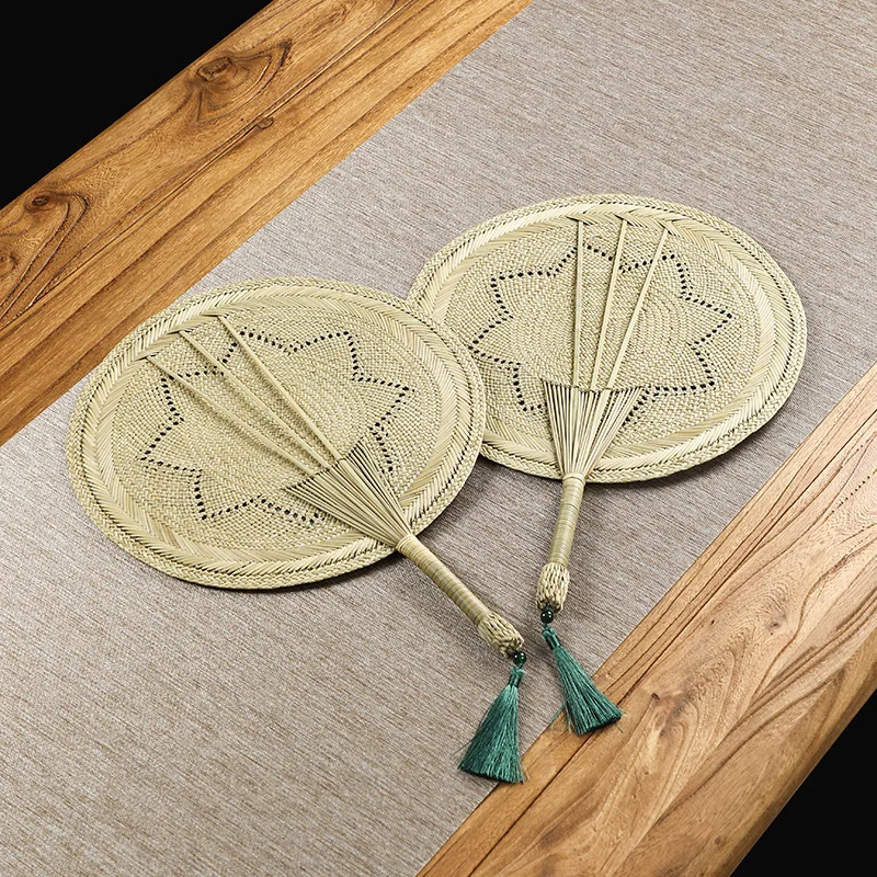 Purely handwoven cattail fan, old-style fan for summer cooling, natural grass weaving in Chinese style