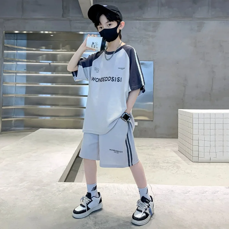 

Летний костюм для мальчиков, новый стиль, стильный летний детский модный спортивный комплект из двух предметов с короткими рукавами, летний стильный тренд для мальчиков