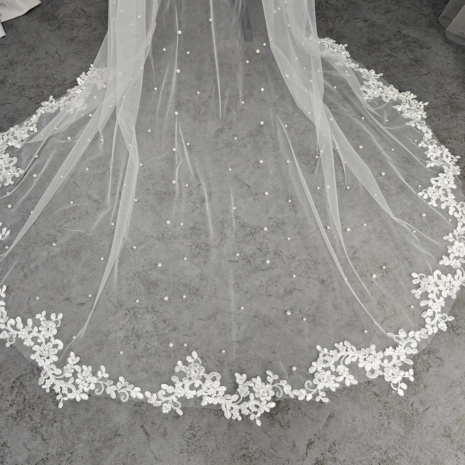 طرحة زفاف دانتيل مانتيلا مخصصة مع لؤلؤ، طرحة زفاف طويلة 2.5 م/3 م مع مشط مخفي، حجاب لؤلؤ أبيض/عاجي، B116