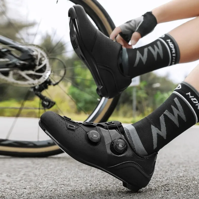 

Multi-scenario Professional Outdoor Cycling, Mountain and Road Riding Shoes, Large-sized Comfortable and Breathable Men's Shoes