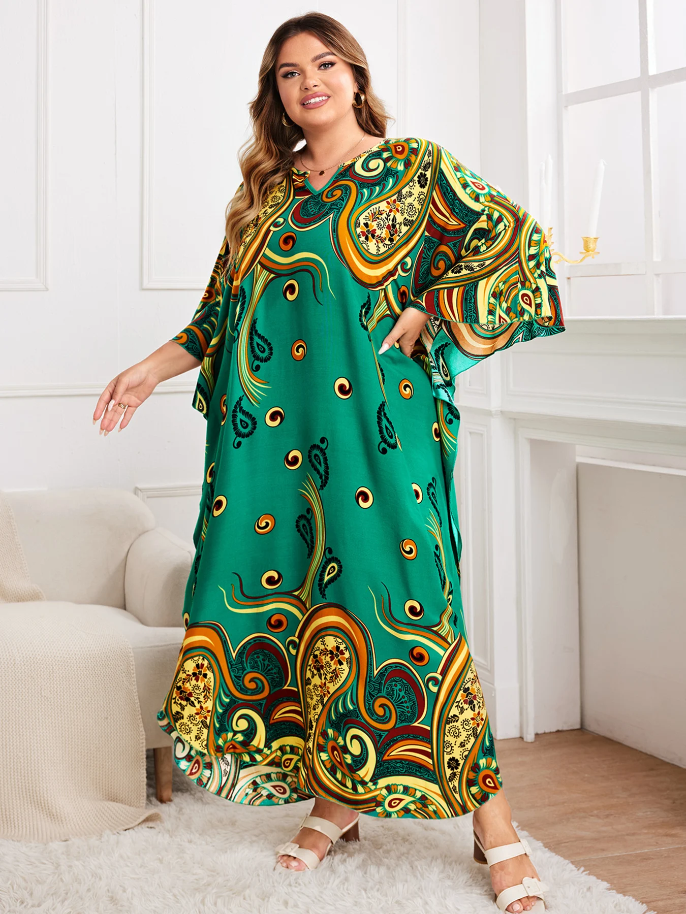 Frühling und Sommer im neuen Stil aus dem Nahen Osten, elegante, lockere Robe, europäischer und amerikanischer Urlaub am Meer, bedrucktes, geschlitztes langes Kleid, modisches Temperament, Pendelkleid mit V-Ausschnitt und Übergröße