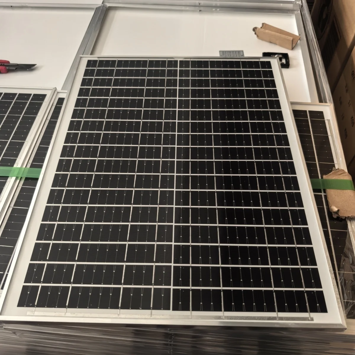 

Портативная солнечная панель 350*450 мм 18В с алюминиевой рамой, монокристаллическая, реальная мощность, может заряжать 12В аккумуляторы для кемпинга, автодомов и автодач