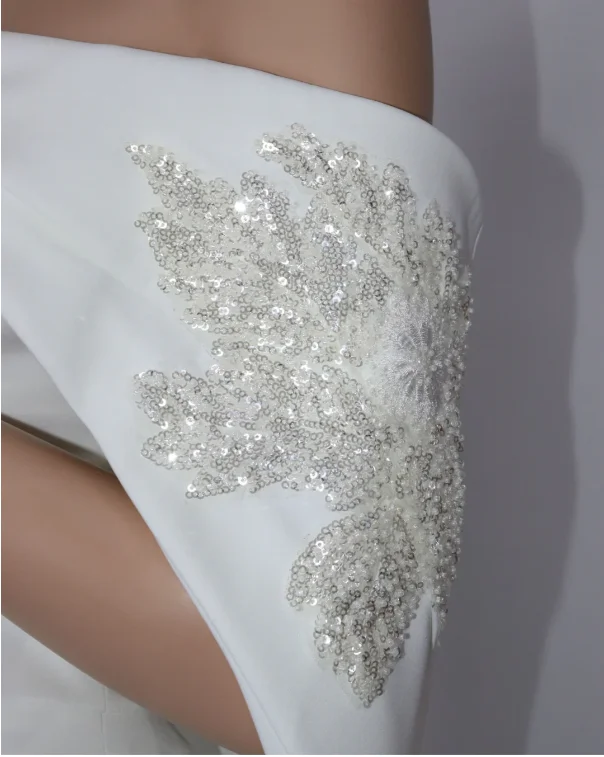 Maßgeschneiderte schulterfreie Ballkleider mit U-Boot-Ausschnitt, Perlenapplikation und Cape-Satin, arabische Abendkleider, Saudi-Arabisches Kleid
