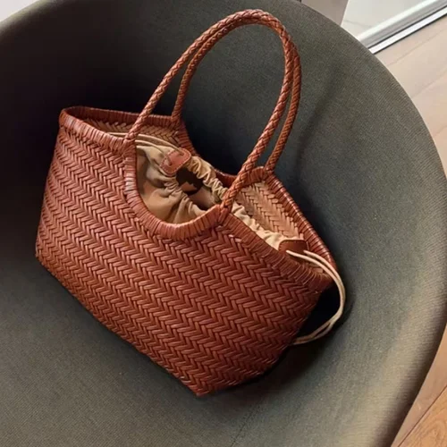 Bolso tejido de cuero francés, cesta sencilla a la moda, bolso Retro avanzado hecho a mano, nuevo bolso de hombro versátil para ir al trabajo para mujer