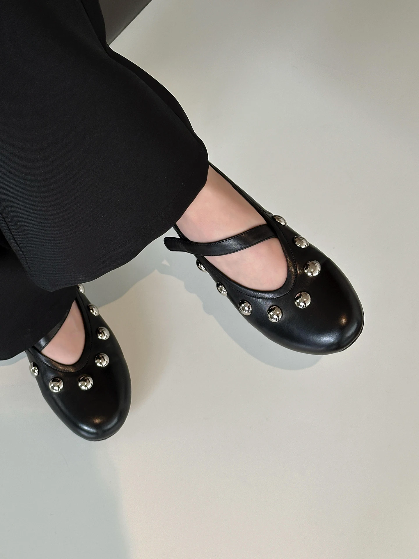 retro-leather-mary-jane-shoes-black-slip-on-ballet-flats-soft-bottom-round-toe-rivet-detailing-women's-fashion-casual-shoes