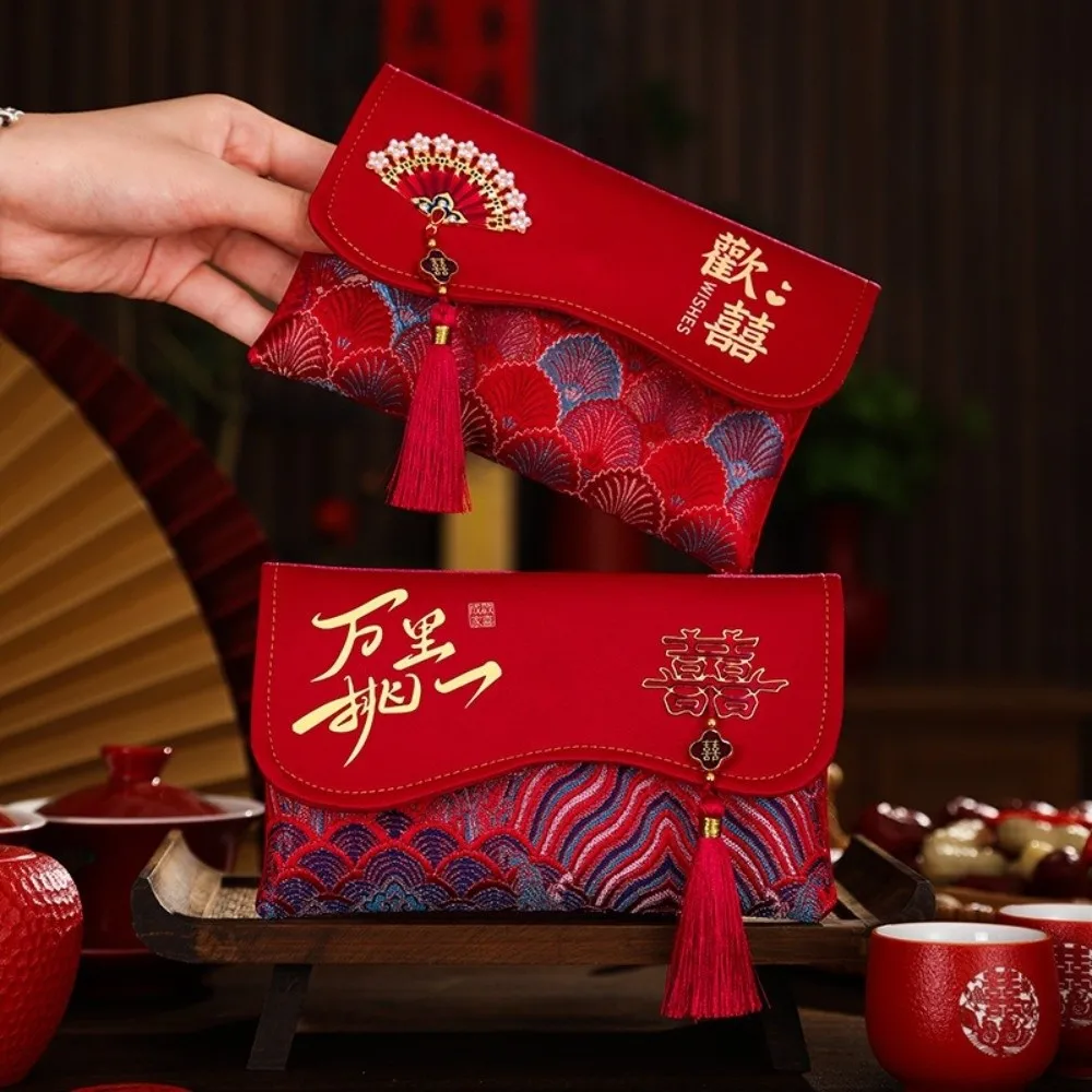 Traditional Red Env…